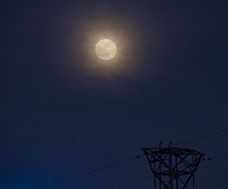 A stunning supermoon appeared over yongcheng