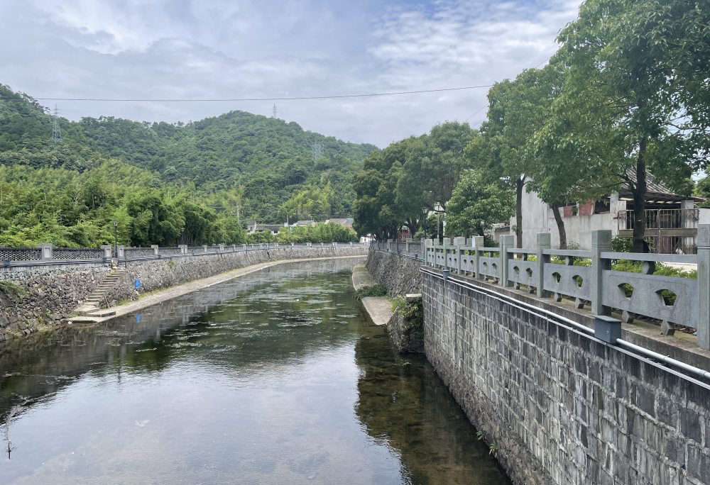 There is moderate to heavy rain in the southern part of Ningbo today
